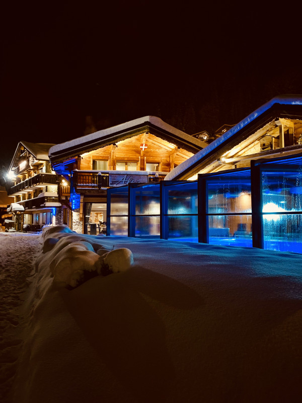 extérieur hôtel en hiver de nuit