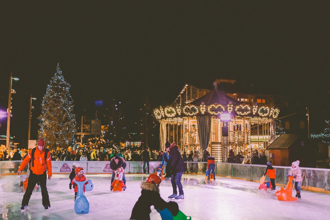 Patinoire extérieure en nocturne